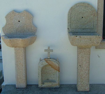 Janelas com arcos em granito e varanda com revestimento de granito, transformadas e colocadas pela Nordemármores