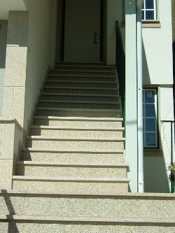 Escadas em granito transformado e colocado pela Nordemármores