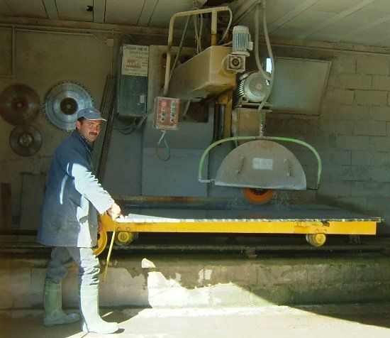 Máquina de corte de pedras ornamentais, utilizada pela Nordemármores