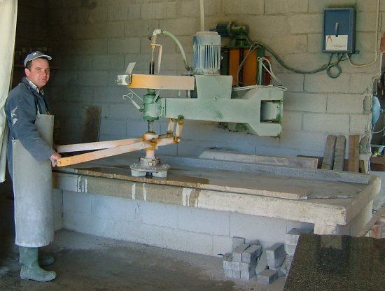 Máquina de polimento de peças de pedras ornamentais, utilizada pela Nordemármores