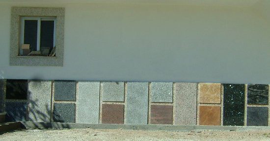 Expositor de pedras ornamentais nas instalações da Nordemármores