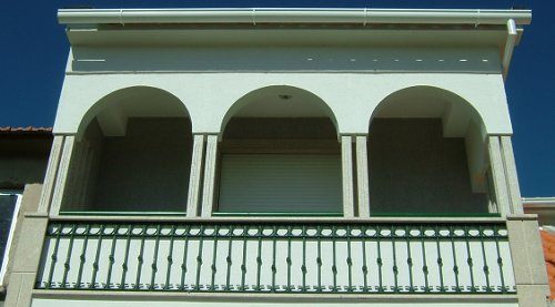 Pilares em granito da varanda de uma habitação unifamiliar